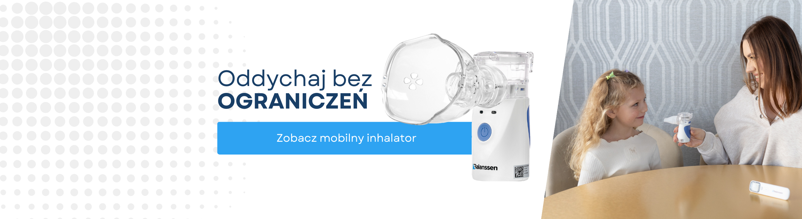 Kobieta i mała dziewczynka korzystające z bezprzewodowego inhalatora siateczkowego przy stole. Sklep medyczny Balanssen - mobilne inhalatory.